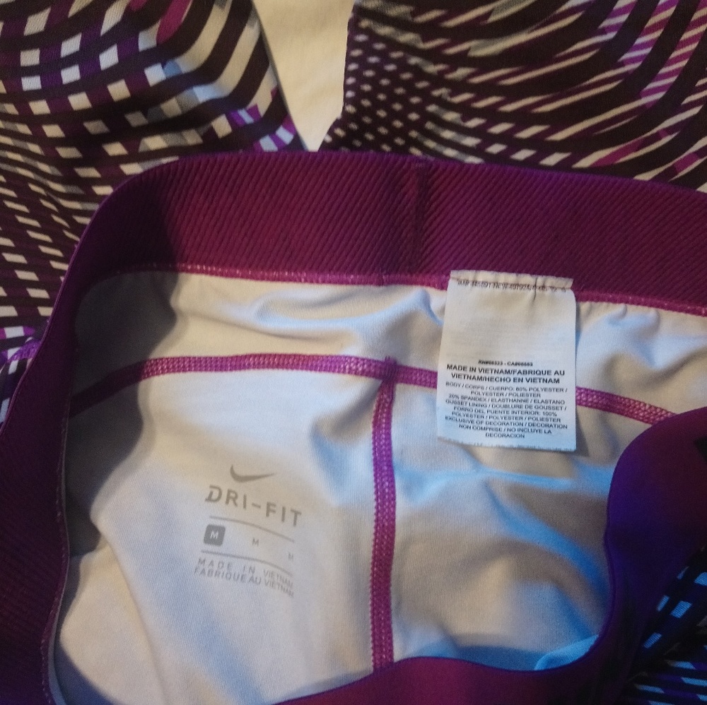 Patterned Nike Crops - Picture 4 of 4
